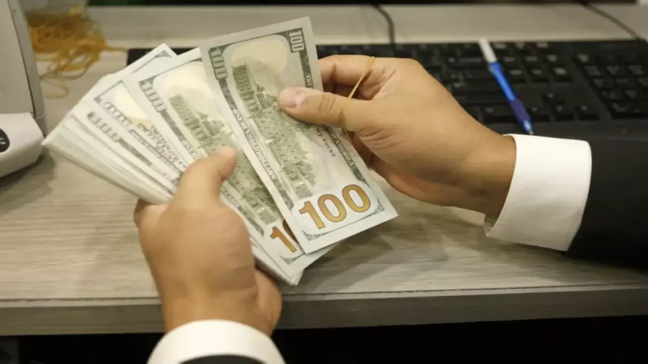 تأثير قرارات البنوك على سعر الدولار وسط تقلبات حادة في الأسواق المحلية